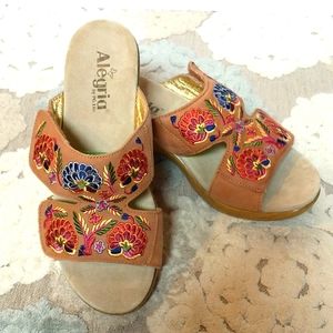 Alegria PG Lite Lin Floral Embroidered Wedges NWOT